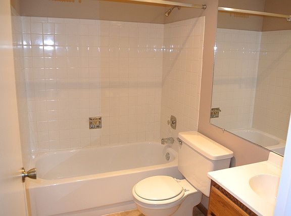 4th image of 324 Silverwood Ct APT B1