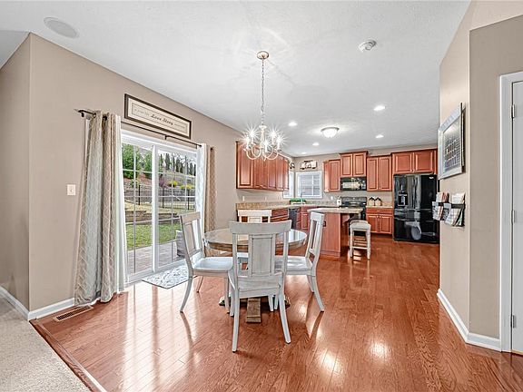5th image of 3145 Warwick Dr