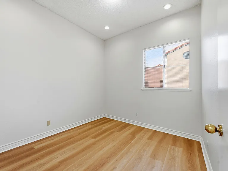 13901 Olive View Ln — Photo 21