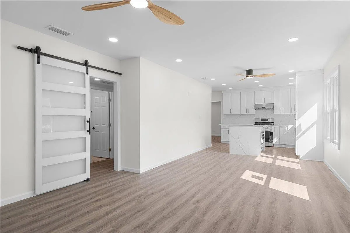 4 bed, 2.0 bath, 2210 sqft, $3,000 — Photo 3