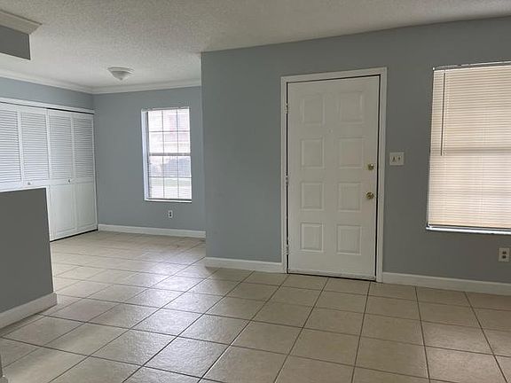 Entry and eat in area