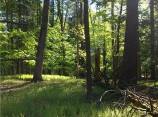 677 Raccoon Ct, Bushkill, PA 18324