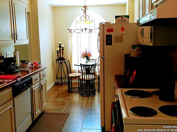 5th image of 1030 Agarita Dr