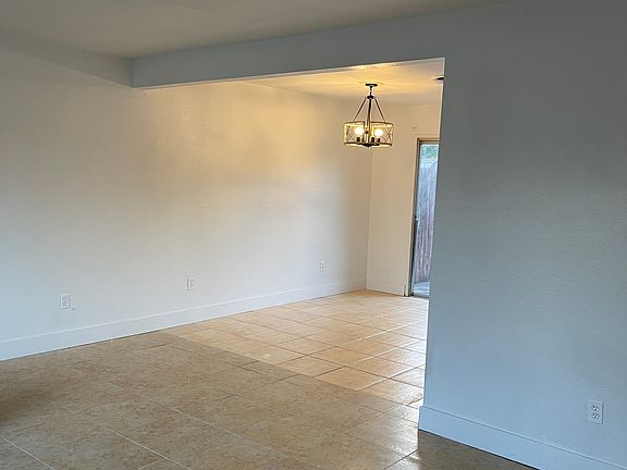 5th image of 3403 Squire Ln APT B