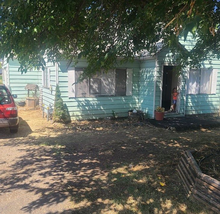 1st image of 425 Ross Ln N