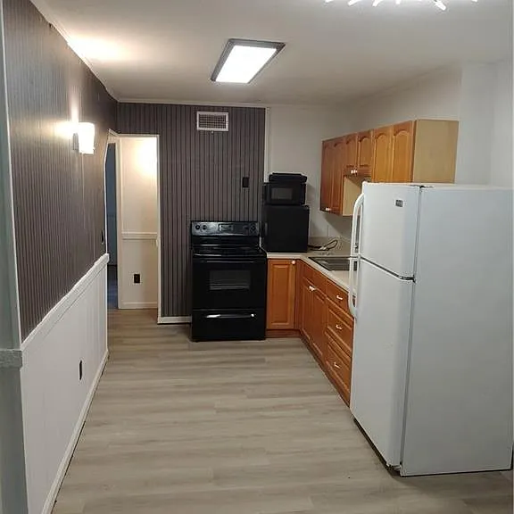 1450 Shadowbrook Dr — Photo 3