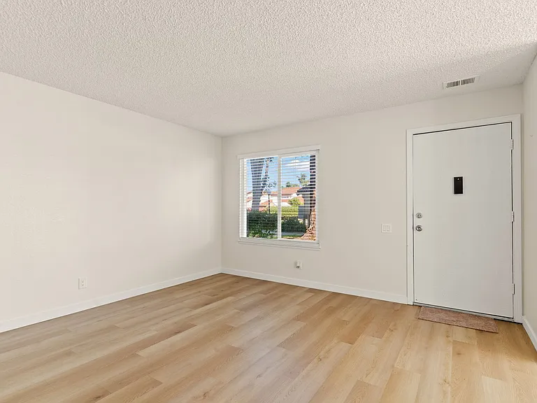 4910 Lowry Rd — Photo 5