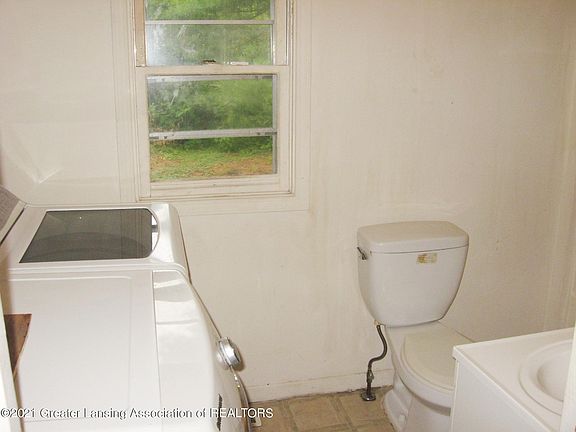 5th image of 415 W Fairfield Ave