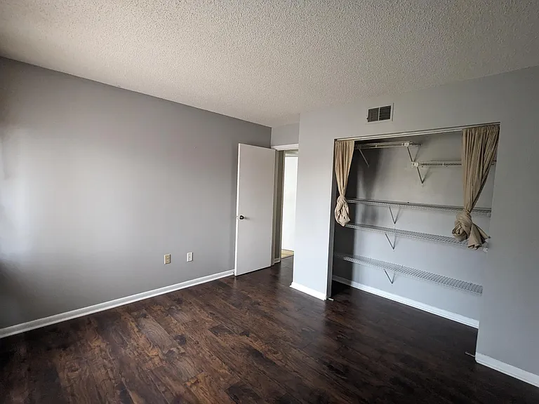 5229 Vineland Rd — Photo 13