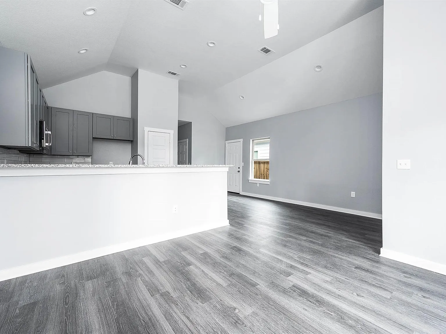 3 bed, 2.0 bath, 1100 sqft, $1,400 — Photo 4