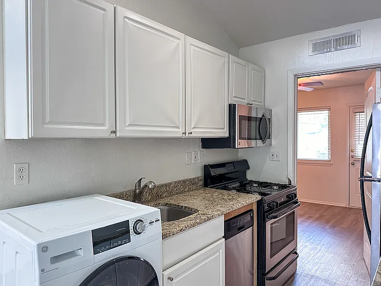 1106 W 22nd St #7 — Photo 5