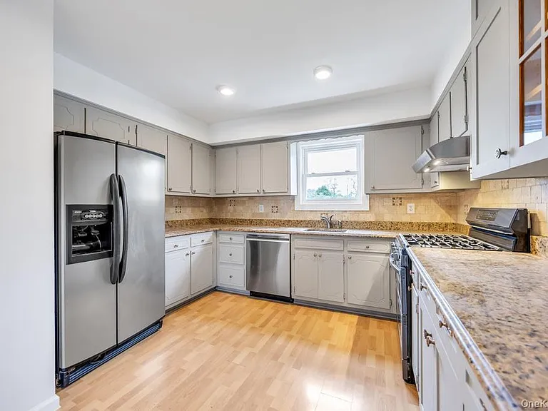 405 Massapequa Ave — Photo 7