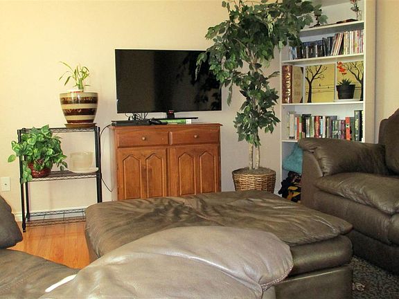 3rd image of 1403 Thomes St