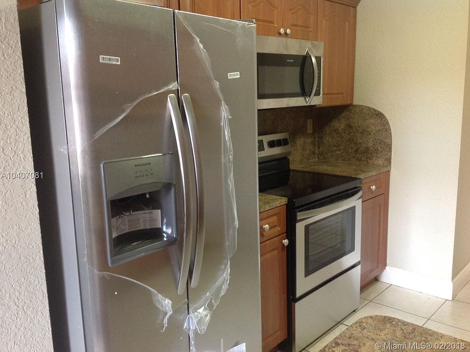 KITCHEN STAINLESS STILL APPLIANCES 