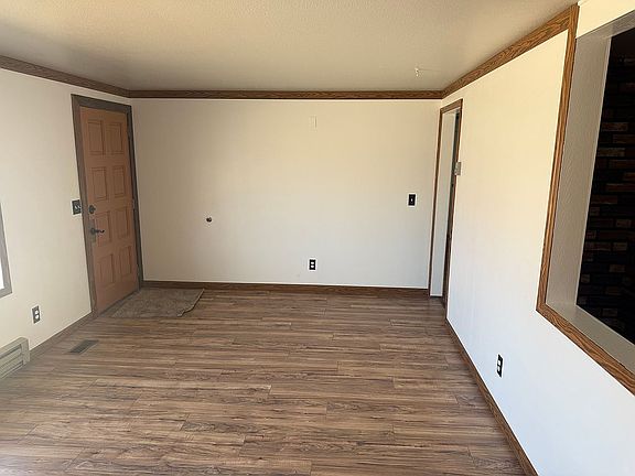 2nd image of 1006 Garnet St