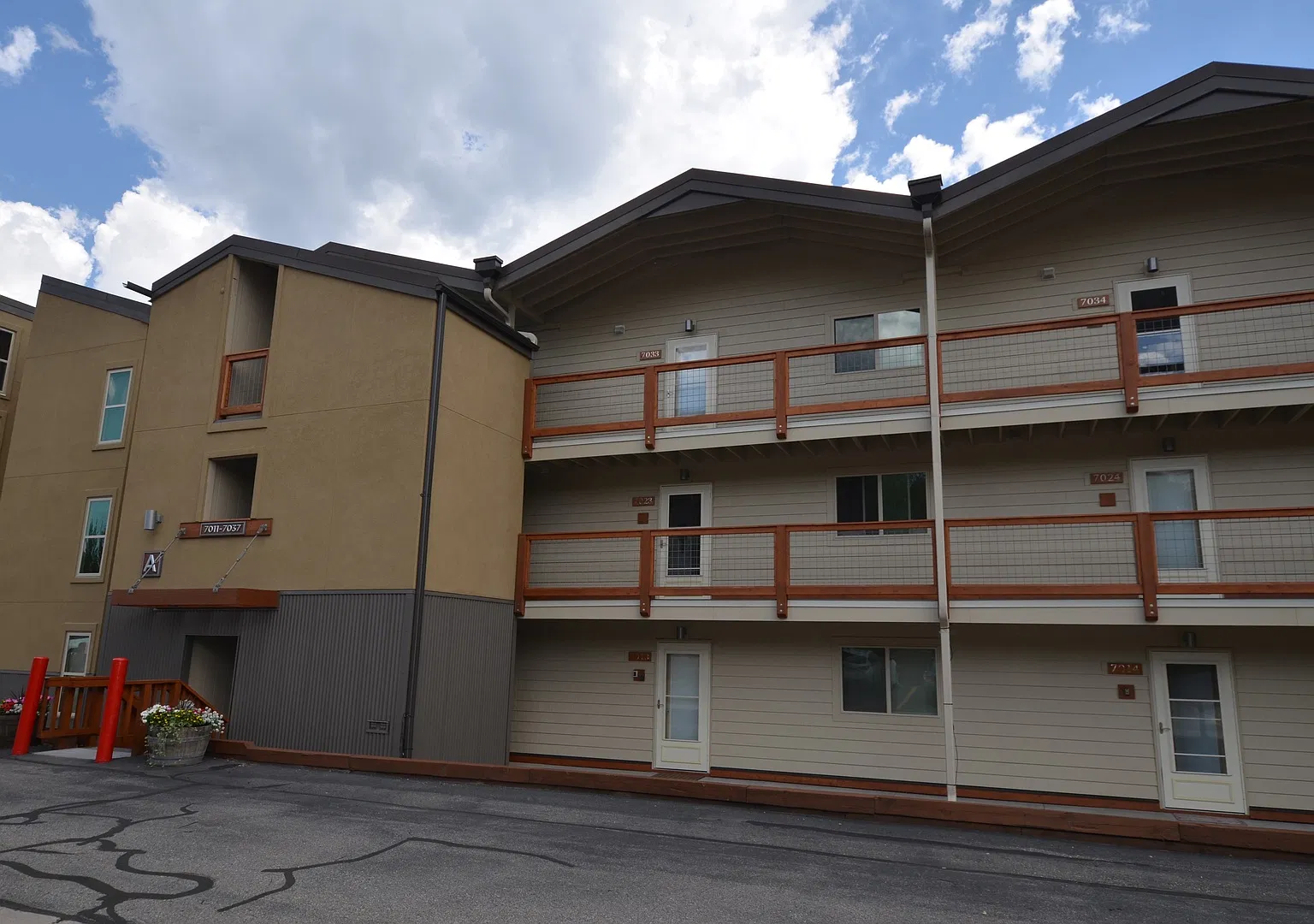 Updated Unit! Great Views! Year lease! — Photo 1