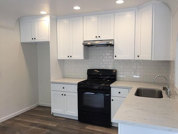 Kitchen - comes with fridge