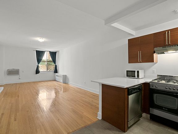 4th image of 184 Thompson St APT Me