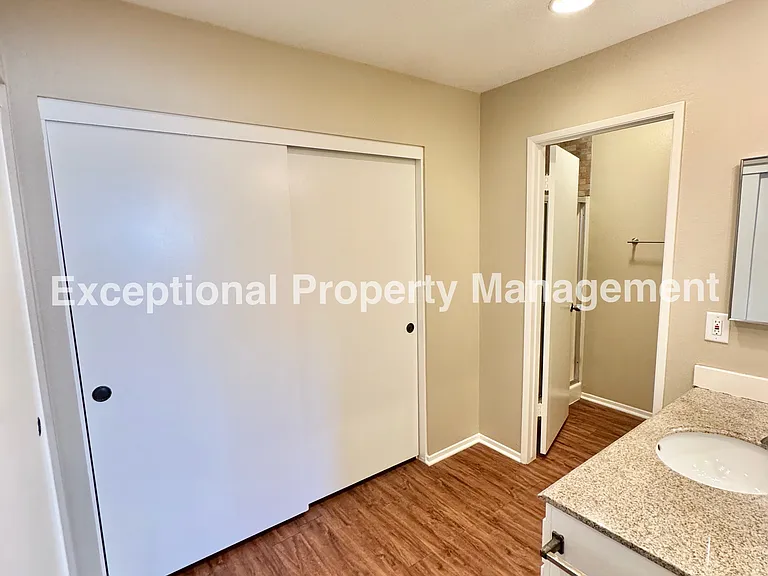 834 W 16th St — Photo 11