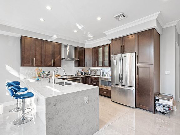 5th image of 94 Leonard St Unit 2