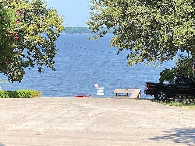 2nd image of 799 Lakeview Dr