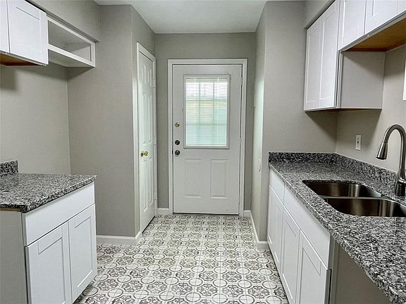 4th image of 1914 Larrabee St #7