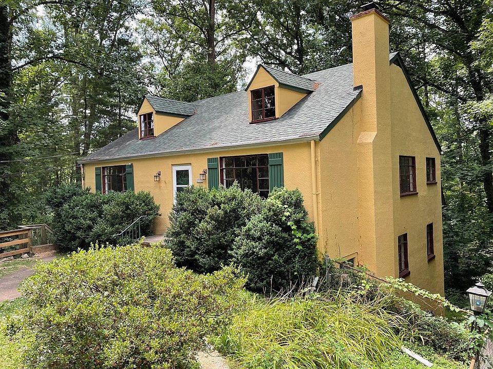 Streetside view. Only top floor of house is to be rented; lower floor will be renovated in 1-2 years time.