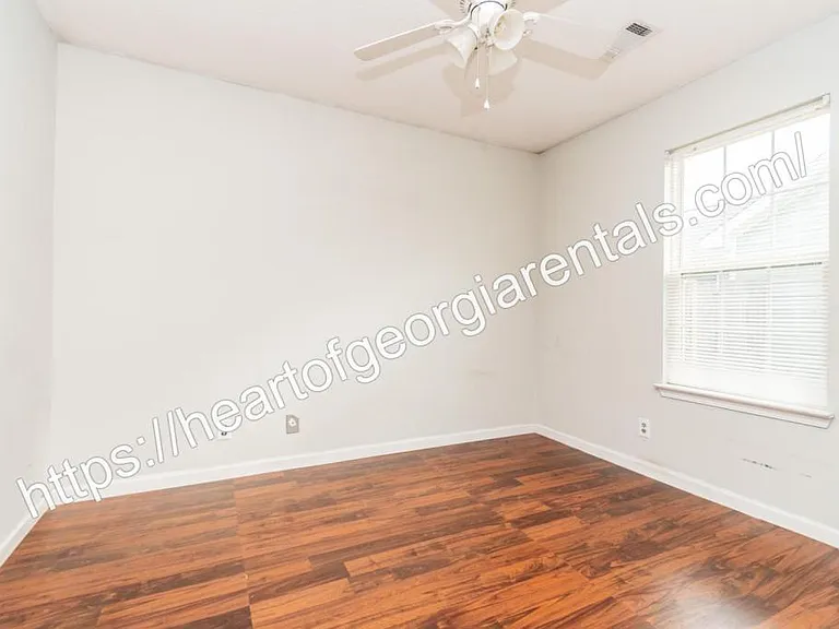 132 Coronation Dr — Photo 4