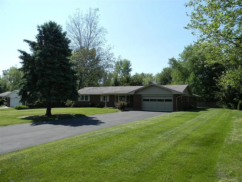 253 Webb Dr photo 1