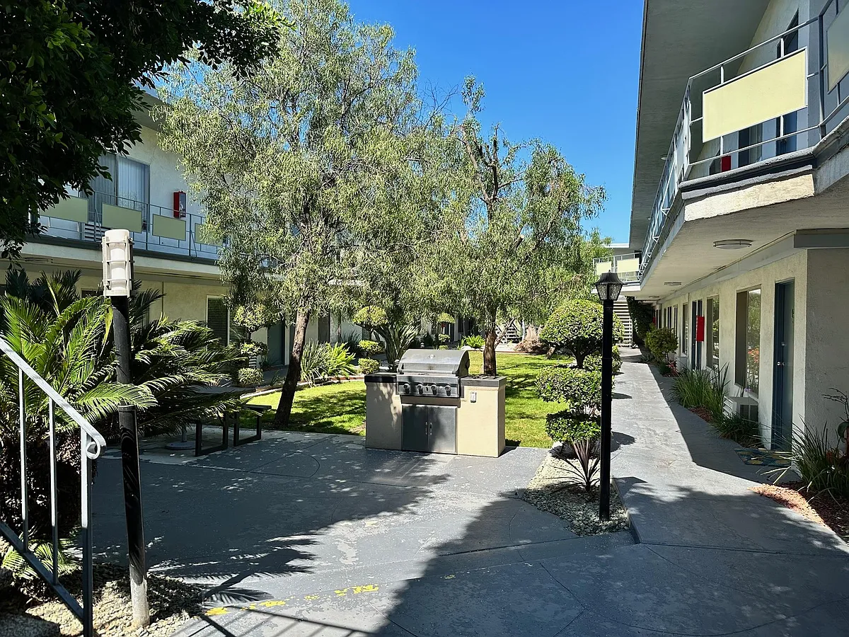 Building Photo - 10341 Zelzah Ave #2