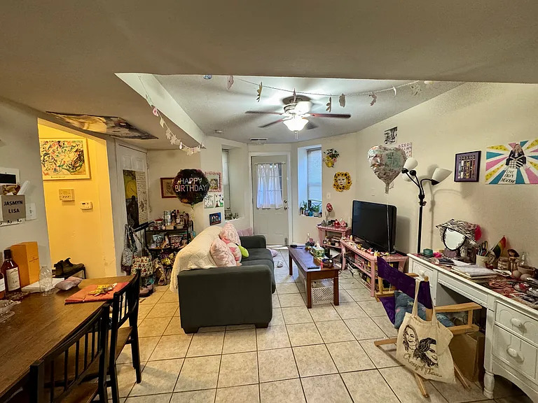 933 W Fletcher St — Photo 8