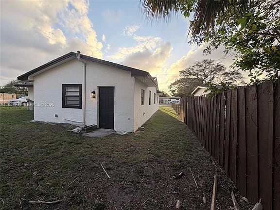 4th image of 410 NW 34th Ave