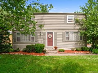 8 Bluebird Dr, Enfield, CT 06082