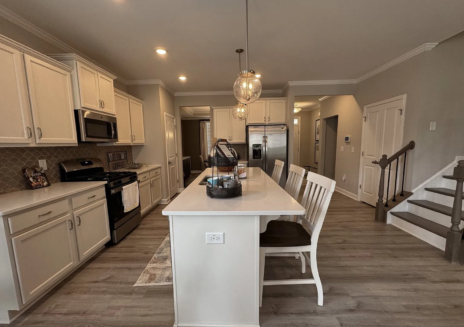 3 bed, 2.5 bath, 2387 sqft, $3,400 — Photo 2