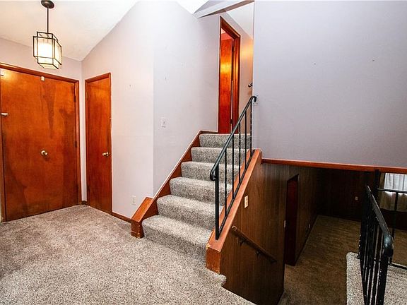 3rd image of 340 Royal Oak Blvd