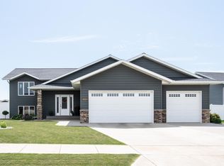 2407 5th St W, Dickinson, ND 58601