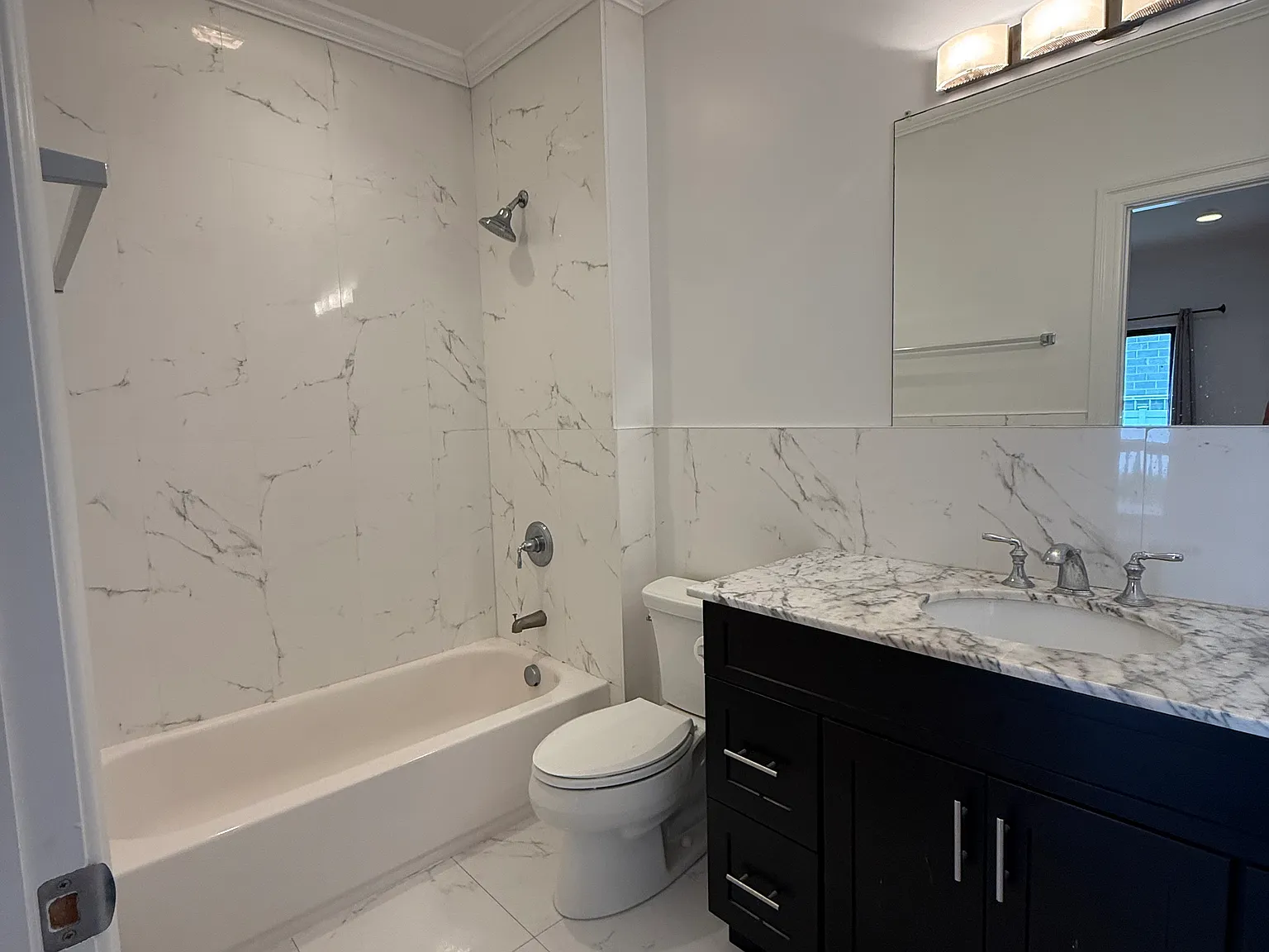 3 bed, 1900 sqft, $3,950 — Photo 2
