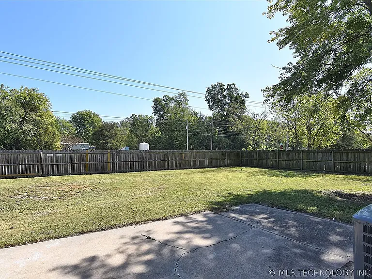 535 E Oak St — Photo 24