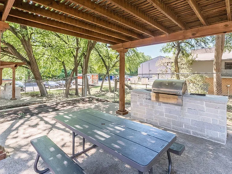 South Crest Apartments: All Bills Paid -Dazzling Dallas Apartments in Quiet Area! — Photo 36