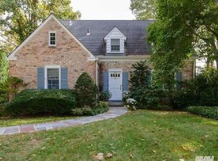 89 Summit Rd, Port Washington, NY 11050