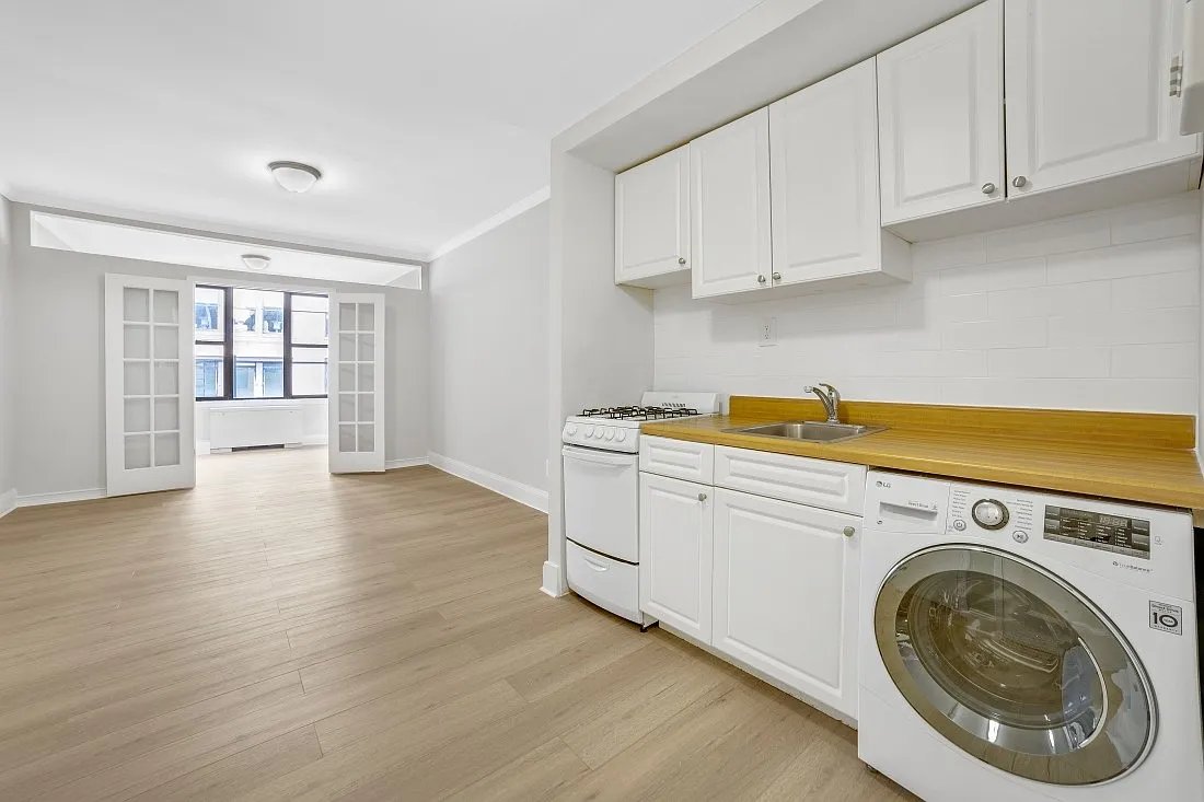 313 East 61st Street — Photo 4