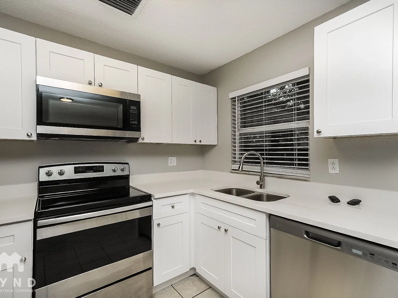 3 bed, 2.0 bath, 1067 sqft, $1,905 — Photo 3
