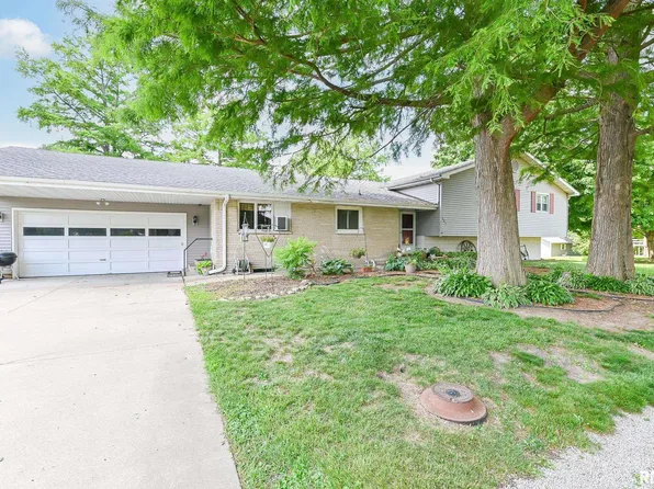 201 S Oak St, Delavan, IL 61734