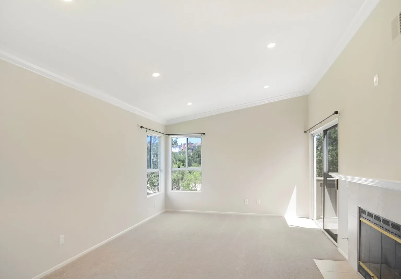 2 Bedroom 2 Bath Condo - Ritz Pointe! — Photo 2