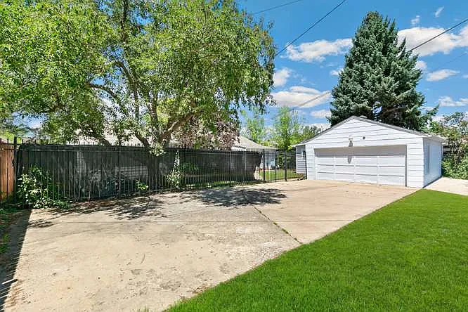 2610 S Marion St — Photo 18