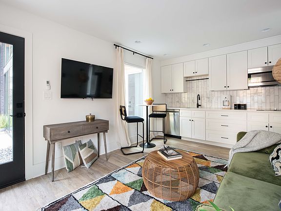 3rd image of 542 Boulevard Pl NE #Id1049146p