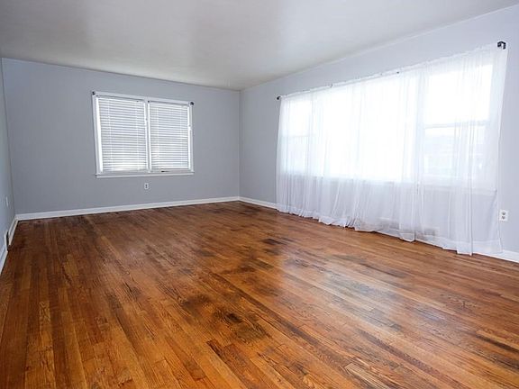 4th image of 150 Elaine Dr