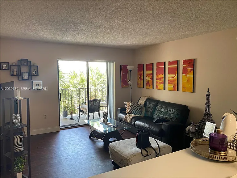 450 Palm Cir W #301 — Photo 4