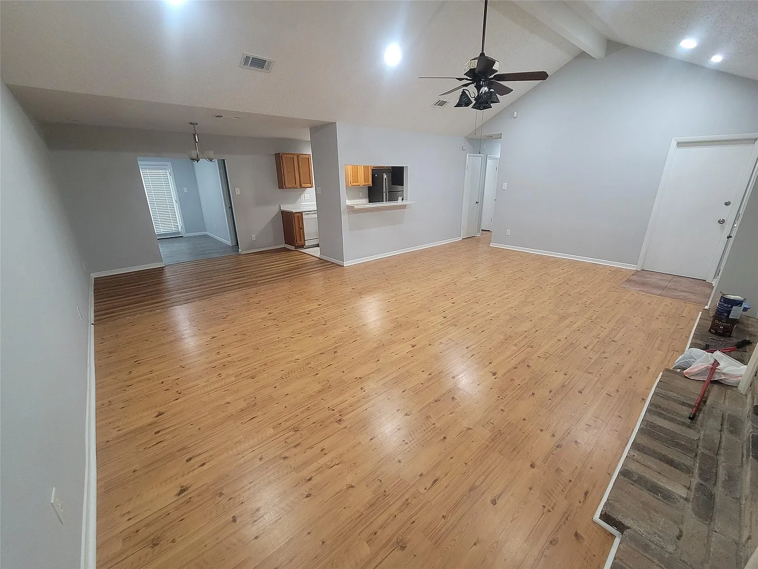 3 bed, 2.0 bath, 1600 sqft, $1,900 — Photo 4