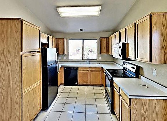 4th image of 30300 Royal Oak Way